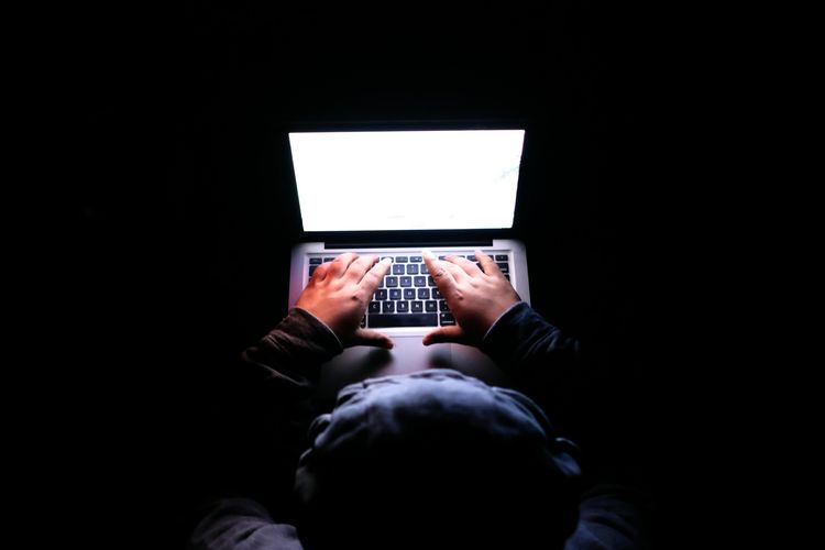 Penjelasan hukum Islam dan pandangan ulama terkait hukum  menonton film dewasa saat puasa Ramadhan.