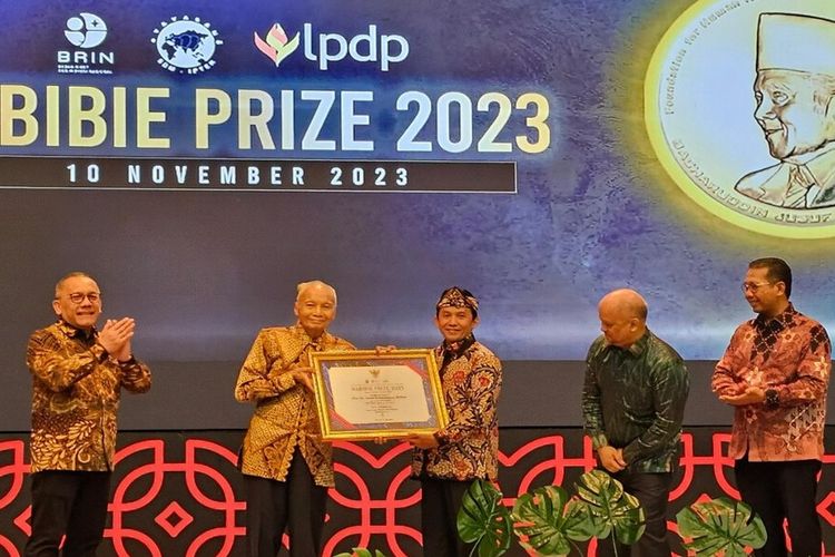 Guru Besar UIN Jakarta Prof. Dr. Oman Fathurrahman M.Hum., (tengah) menerima penghargaan Habibie Prize 2023.