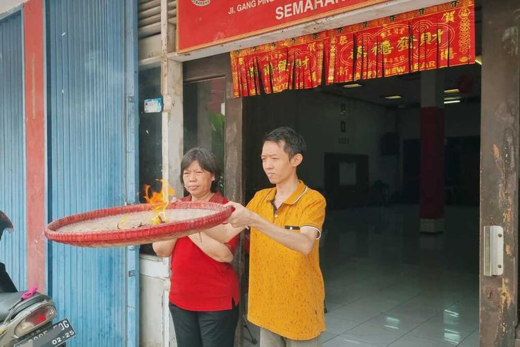 Warga Tionghoa yang tergabung dalam perkumpulan Boen Hian Tong bersembahyang menaikkan Toapekong atau para dewa naik ke langit, termasuk Dewa Dapur di Gedung Rasa Darma, Pecinan Semarang, Minggu (15/1/2023).