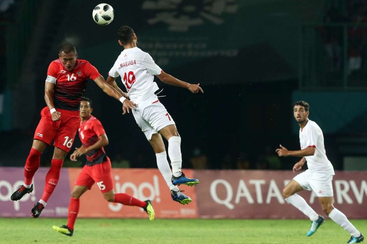 Pesepak bola Indonesia Hansamu Yama (kiri) menghadang serangan pemain Palestina Sameh Maraaba (dua dari kanan) pada pada babak penyisihan sepakbola Grup A Asian Games 2018 di Stadion Patriot Bekasi, Selasa (15/08/2018).