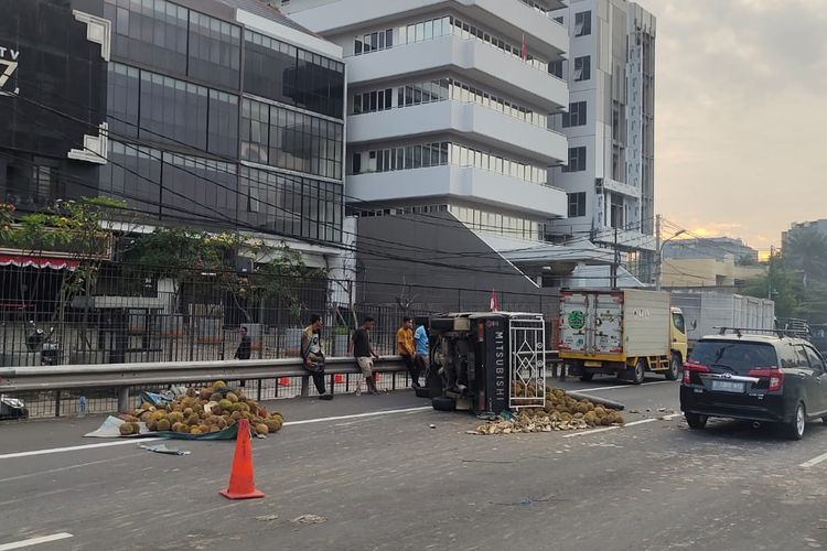 Sebuah mobil bak terbuka menabrak truk kontainer di Tol Tangerang KM 1400B, wilayah Grogol Petamburan, Jakarta Barat, pada Kamis (18/8/2022) pukul 05.10 WIB. 