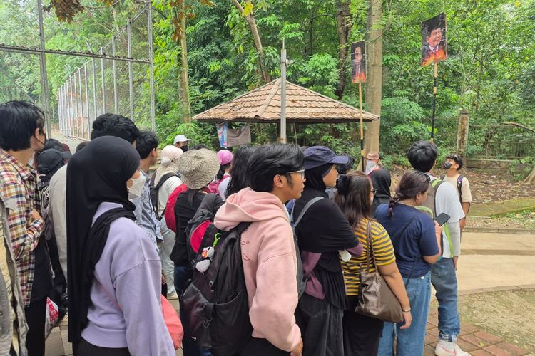 Mahasiswa Kumpul di Kampus UI Depok, Siap Berangkat Demo di Bundaran HI dengan 12 Bus dan 40 Angkot