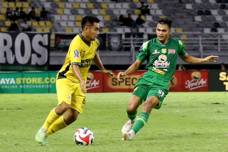 Pemain Persebaya Surabaya Rachmat Irianto menjaga pemain Semen Padang pada laga pekan ke-6 Super League 2025-2026 yang berakhir dengan skor 1-0 di Stadion Gelora Bung Tomo Surabaya, Jawa Timur, Jumat (19/9/2025) malam.