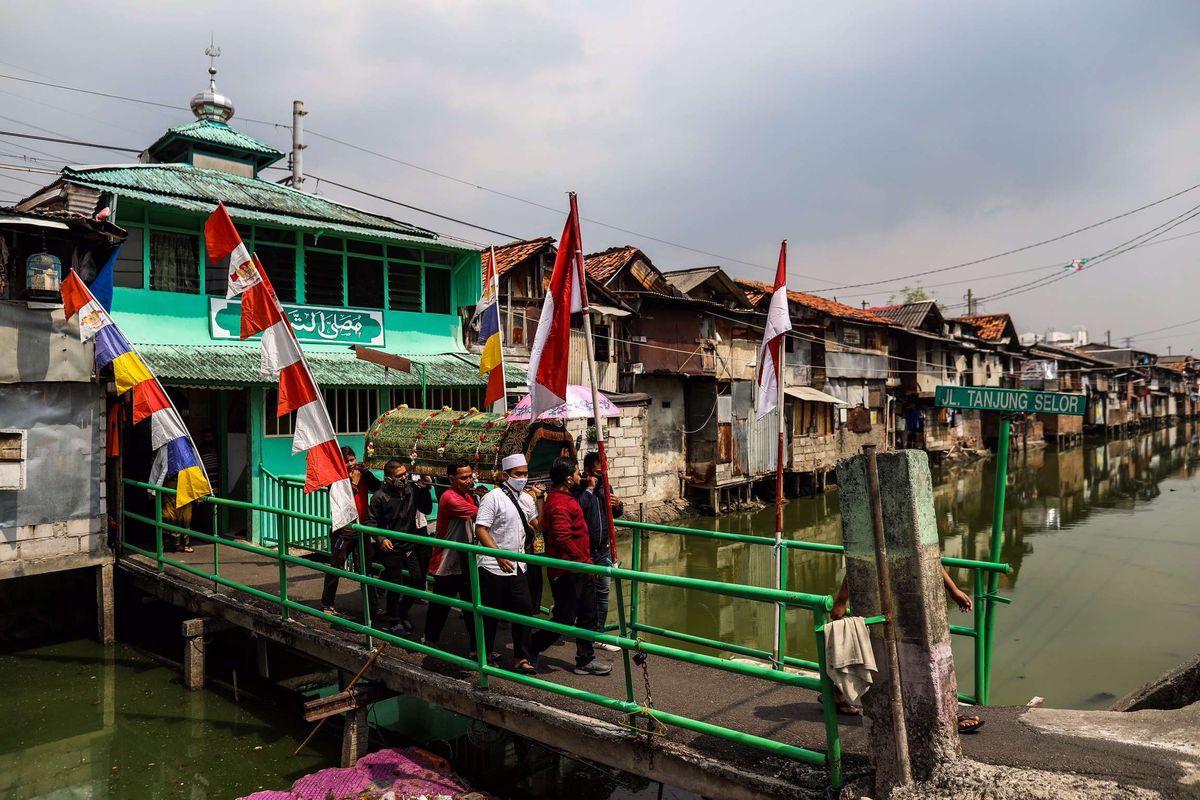 Warga saat mengangkat peti jenazah dari mushola ke mobil ambulans di Jalan Tanjung Selor, Grogol, Jakarta Barat, Senin (24/8/2020). Gubernur DKI Jakarta Anies Baswedan memutuskan untuk kembali memperpanjang pembatasan sosial berskala besar (PSBB) yang keempat kalinya terhitung mulai Jumat (14/8/2020) sampai 27 Agustus 2020.