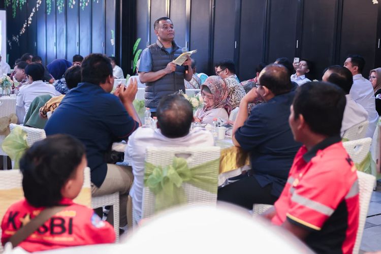 Gubernur Jateng Ahmad Luthfi berdialog dengan serikat buruh dan pekerja di Truntum Gama, Kota Semarang, Senin (27/4/2026).