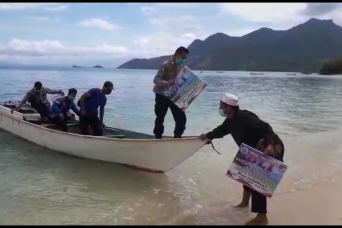 Foto : Kepala dan Aparat Desa Parumaan bersama anggota TNI dan Polri menyebrangi laut untuk membagikan BLT dana desa kepada masyarakat, Sabtu (16/5/2020).