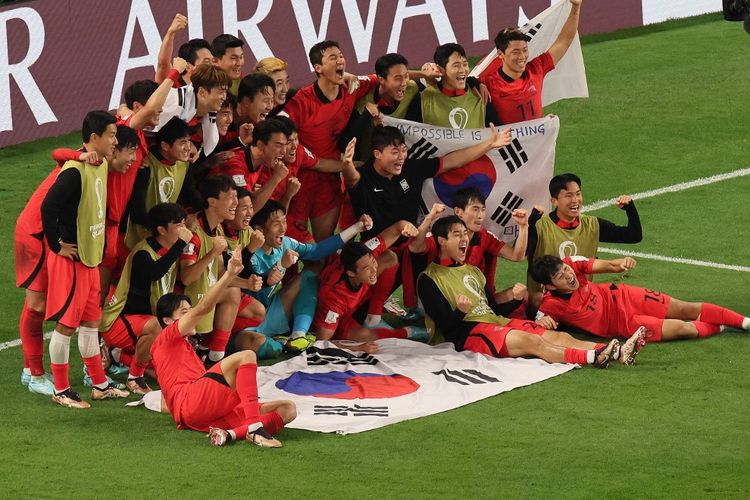 Hasil Piala Dunia 2022: Para pemain timnas Korea Selatan merayakan keberhasilan mengalahkan Portugal 2-1 dan kepastian lolos ke 16 besar Piala Dunia 2022 Qatar di Education City Stadium, Jumat (2/12/2022) malam WIB. Timnas Korea Selatan lolos berkat keunggulan agresivitas gol atas Uruguay yang pada matchday terakhir Grup H mengalahkan Ghana 2-0.