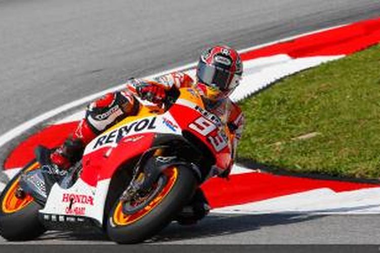 Pebalap Repsol Honda asal Spanyol, Marc Marquez, memacu motornya pada sesi kualifikasi GP Malaysia di Sirkuit Sepang, Sabtu (25/10/2014).