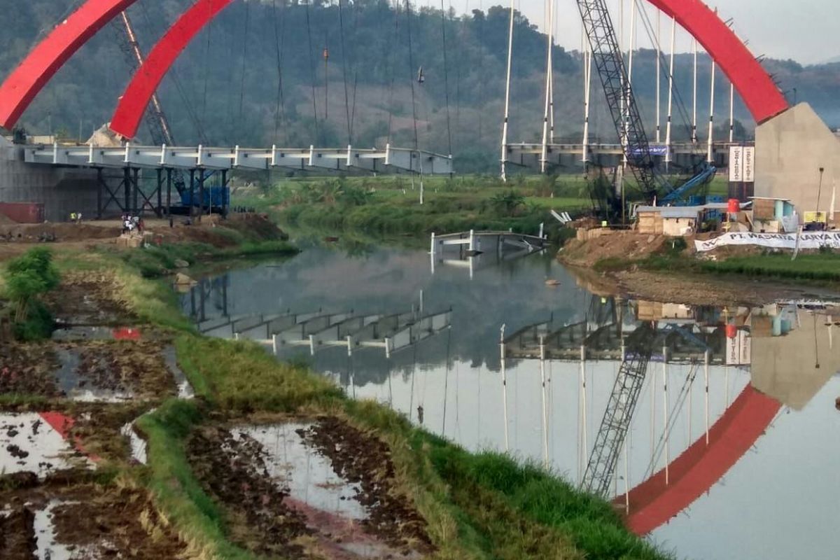 Dua cross girder Jembatan Kalikuto yang jatuh di sungai.