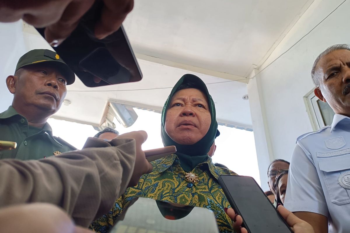Menteri Sosial (Mensos) Tri Rismaharini atau yang akrab disapa Risma saat memberikan keterangan pers kepada rekan-rekan media setelah kunjungan kerja di Puskesmas di Kecamatan Lewa, Sumba Timur, Nusa Tenggara Timur (NTT), Jumat (3/5/2024). (DOK. KOMPAS.Com/Dwi Nurhayati)