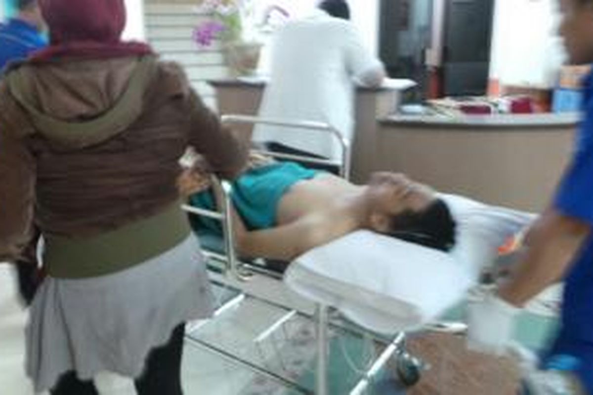 Safrizal (32) terluka parah di bagian rahang hingga pundak, Sabtu (21/9/2013) malam. Pemilik toko emas Cahaya Permata Bunda, Sukaraja, Bogor tersebut ditembak oleh komplotan perampok.