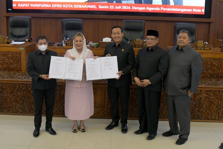 Wali Kota (Walkot) Semarang Hevearita Gunaryanti Rahayu usai mengikuti kegiatan rapat paripurna bersama DPRD Kota Semarang di Balai Kota Semarang, Senin (22/7/2024). 
