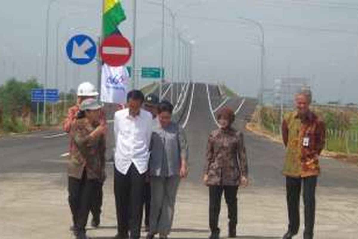 Presiden Joko Widodo saat meninjau proyek tol Pejaagan-Pemalang, Brebes, Jawa Tengah, Senin (11/4/2016).