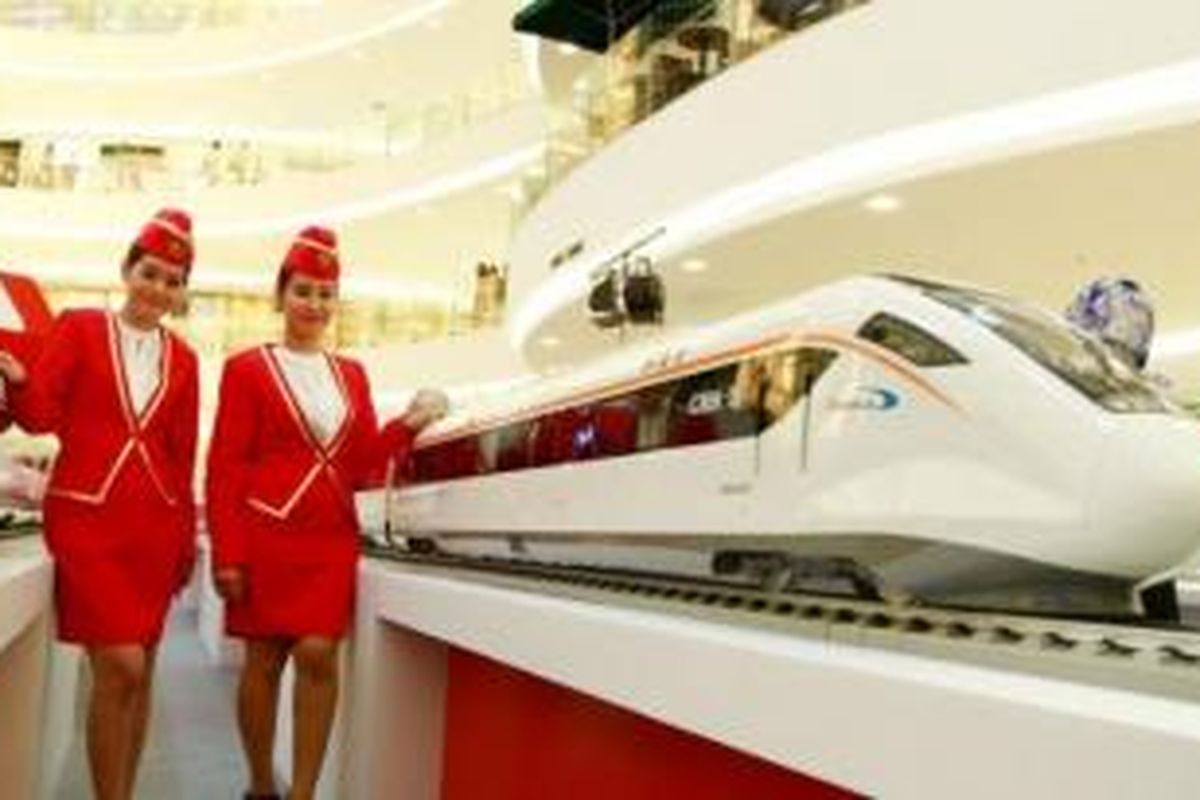 Model berfoto dengan miniatur kereta cepat milik Tiongkok pada pameran Kereta Cepat dari Tiongkok di Senayan City (Sency), Jakarta Pusat, Kamis (13/8/2015). Pemerintah Indonesia merencanakan pembangunan kereta cepat Jakarta-Bandung dan Pemerintah Tiongkok merupakan salah satu pihak yang menawarkan kerjasama dalam pembangunan kereta cepat tersebut. 
