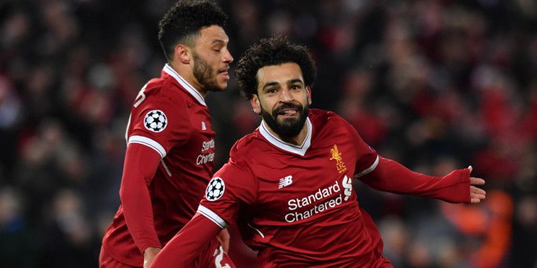 Selebrasi penyerang Liverpool FC, Mohamed Salah (kanan), seusai berhasil membobol gawang Manchester City dalam pertandingan leg 1 perempat final Liga Champions 2017-2018 di Stadion Anfield, Liverpool, Inggris, pada Rabu (4/4/2018).