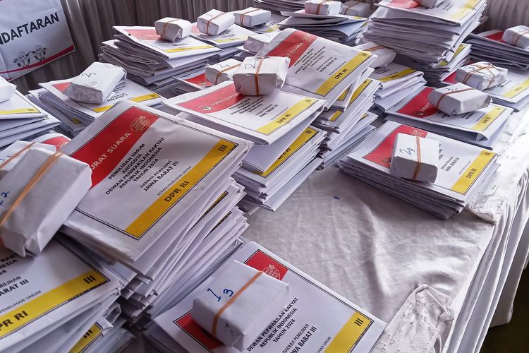 Tumpukan surat suara hasil pencoblosan di salah satu TPS di Kabupaten Cianjur, Jawa Barat, Rabu (14/2/2024)