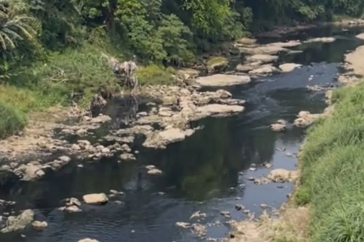 Sungai Cileungsi-Gunung Putri Menghitam dan Berbau, Diduga Tercemar Limbah B3