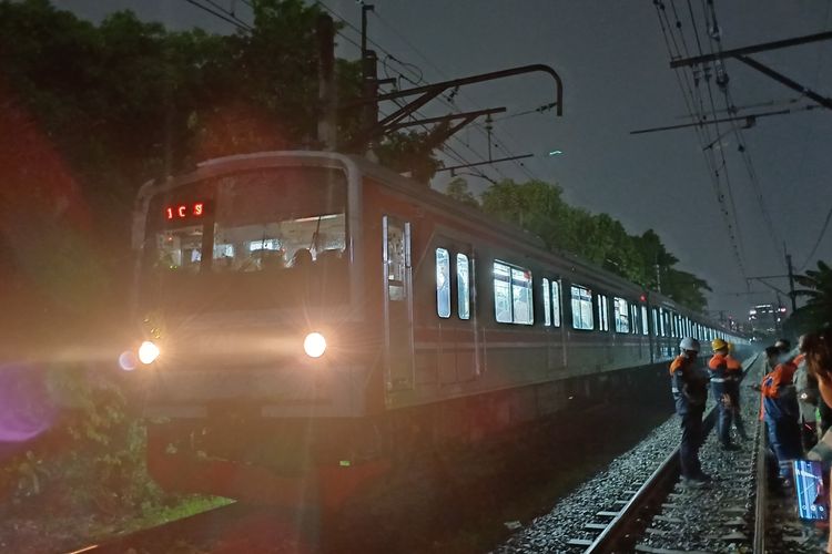 Commuter Line (KRL) yang tertimpa pohon di kawasan TPU Tanah Kusir, Jakarta Selatan, kembali melanjutkan perjalanan, Jumat (1/3/2024).