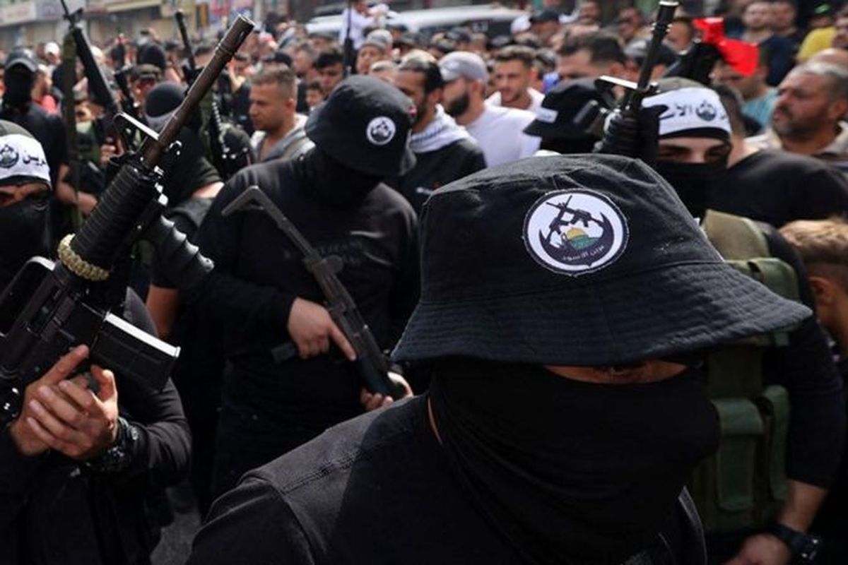 Milisi Palestina melepaskan tembakan ke udara saat proses pemakaman di Kota Nablus, Tepi Barat, Oktober 2022 lalu.