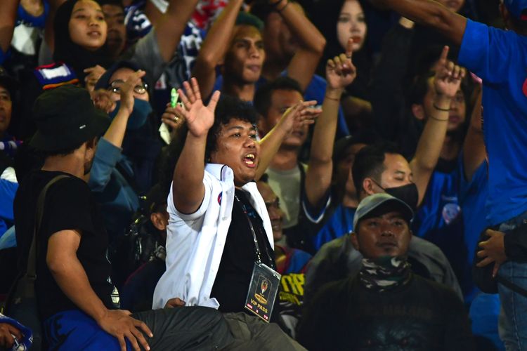 Komika Marshel Widianto manyanyi bersama Aremania mendukung Arema FC melawan Borneo FC saat pertandingan leg k3dua Final Piala presiden yang berakhir 0-0 di Stadion Segiri Samarinda, Minggu (17/7/2022) mlama.