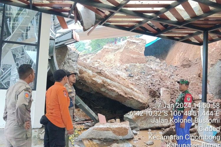 Kondisi seng bangunan Stasiun Maseng yang tertimpa material longsor turap di Kampung Gembrong, Desa Ciadeg, Kecamatan Cigombong, Kabupaten Bogor, Jawa Barat, akibat hujan deras pada Minggu (7/1/2024).