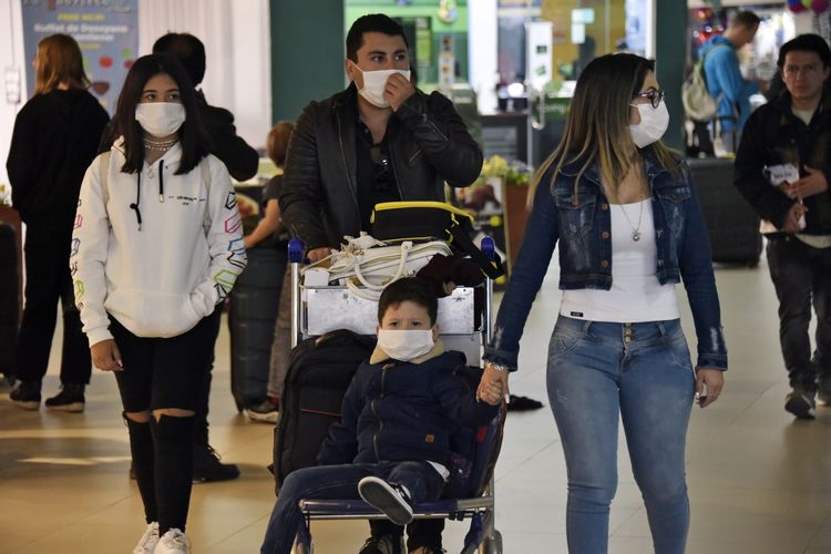 Warga mengenakan masker di Bandara Internasional El Alto-La Paz, Bolivia, 28 Februari 2020, menyusul coronavirus, Covid-19, menyebar luas. Virus Corona menyebar luas dalam beberapa pekan terakhir, mengakibatkan pemerintah menghentikan warganya melakukan perjalanan atau berkumpul di tempat ramai.