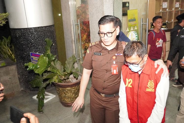 pegawai Badan Pertanahan Nasional (BPN) Yogyakarta berinisial NW ditetapkan sebagai tersangka setelah diperika oleh Kejati Sumsel, Kamis (21/3/2024).