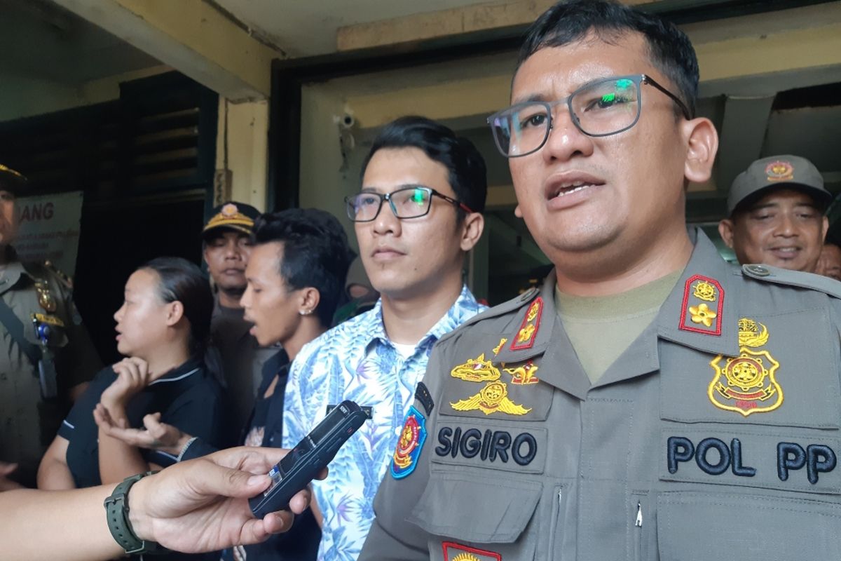 Kepala Satpol PP Tambora Ivand Sigiro saat razia indekost di Kelurahan Krendang, Tambora, Jakarta Barat, Kamis (24/10/2019)