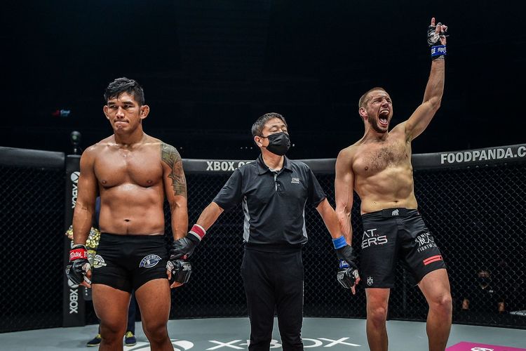 Reinier de Ridder (kanan) menjadi juara dunia ONE Middleweight setelah mengalahkan pemegang sabuk sebelumnya, Aung La N Sang pada ajang ONE: Inside The Matrix di Singapore Indoor Stadium, Jumat (30/10/2020). 