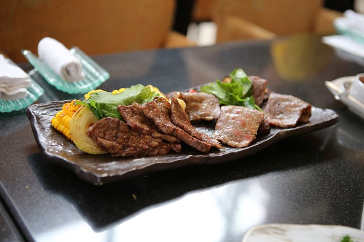 Menu yakiniku yang ditawarkan Restoran Kahyangan, Jakarta, dengan menggunakan daging omi hime.