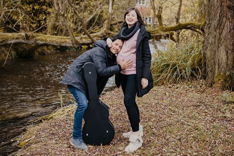 Kimberly Ryder dan suaminya Edward Akbar saat menanti kelahiran anak pertama mereka.