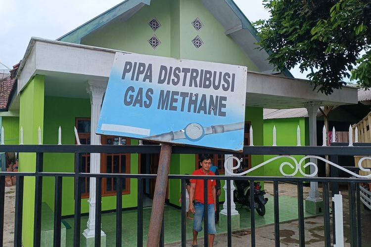 Plang pipa distribusi gas metana di kawasan perumahan warga Dusun Talangagung Kasin, Desa Talangagung, Kecamatan Kepanjen, Kabupaten Malang 