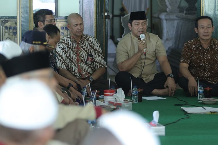 Wali Kota Semarang Hendra Prihadi bersama jajarannya ziarah ke makam Pejuang Kemerdekaan RI KRMT Wongsonagoro di Desa Gatak, Kabupaten Sukoharjo, Jawa Tengah, Selasa (8/10/2019).