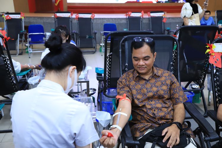 Kegiatan donor darah yang diadakan KBRI Hanoi untuk merayakan HUT ke-78 RI.