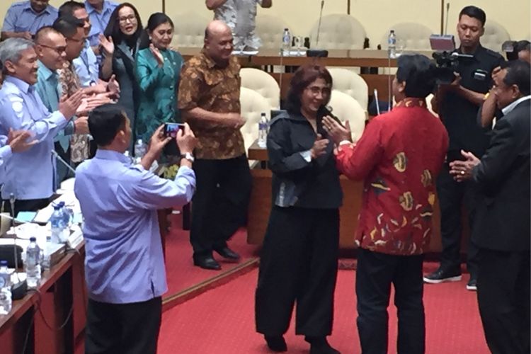Anggota Komisi IV DPR RI menyalami Menteri Kelautan dan Perikanan Susi Pudjiastuti saat mau memulai rapat kerja Kementerian Kelautan dan Perikanan di gedung DPR/MPR, Jakarta Pusat, Senin (22/1/2018). 