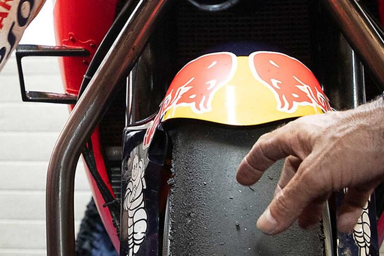 Semua motor MotoGP saat ini memakai ban dari Michelin yang menjadi pemasok ban tunggal sejak 2016. 