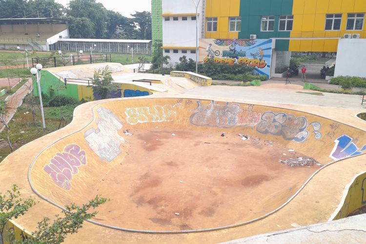 Skate park yang tampak kumuh dan penuh dengan vandalisme di area Creative Center Kota Bekasi, Lapangan Multiguna, Kecamatan Bekasi Timur, Kota Bekasi, Jumat (14/10/2022).