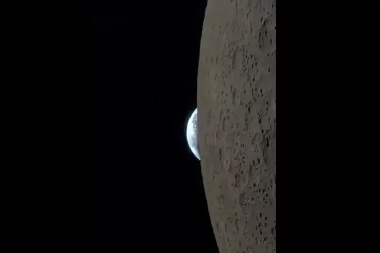 Fenomena Earthset yang direkam kru Artemis II.