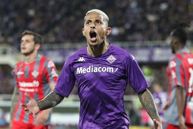 Reaksi pemain Fiorentina Domilson Cordeiro dos Santos dalam leg kedua semifinal Coppa Italia Fiorentina vs Cremonese di Stadion Artemio Franchi pada Jumat (28/4/2023) dini hari WIB.