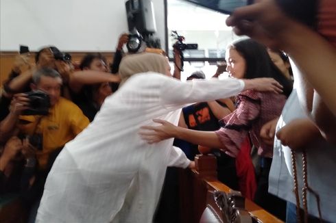 Peluk dan Cium Atiqah Hasiholan untuk Ratna Sarumpaet usai Vonis 2 Tahun
