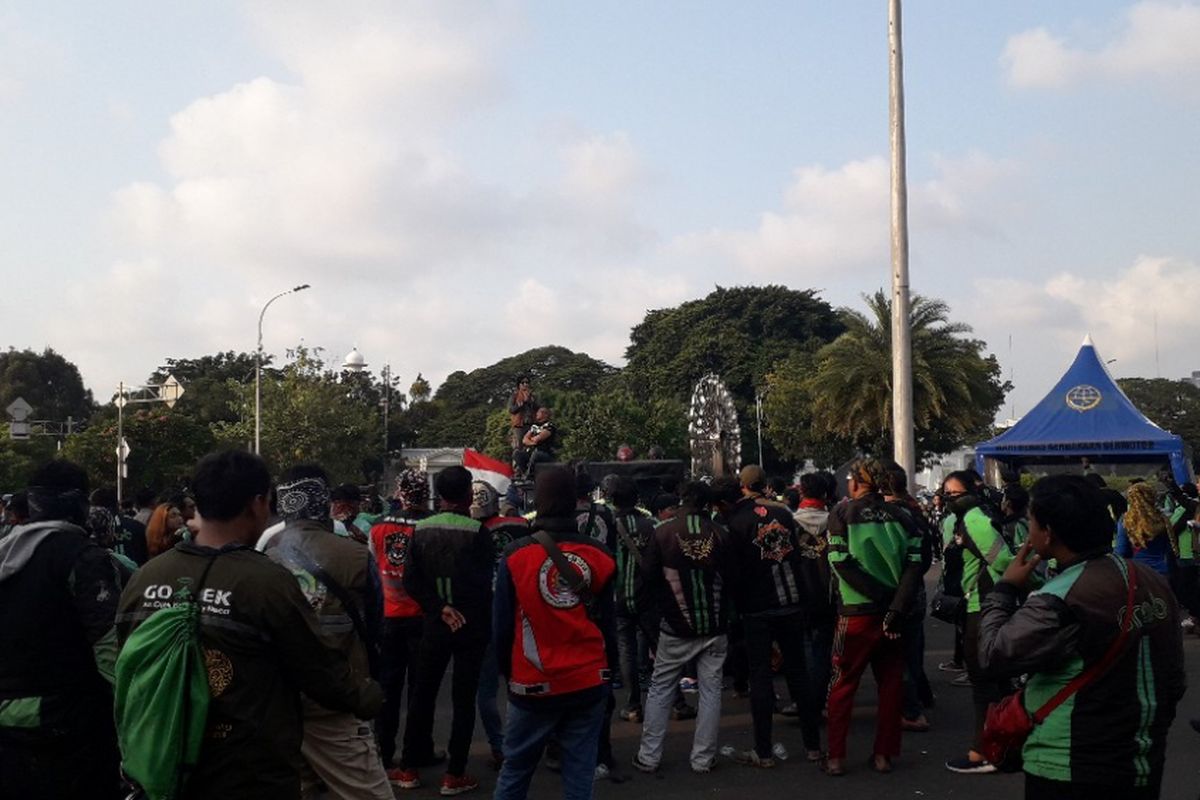 Suasana unjuk rasa pengemudi ojek online di depan Istana Merdeka, Selasa (2/10/2018).