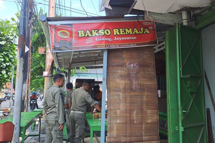Warung Bakso Remaja Gading yang berlokasi di Jalan Veteran, Kelurahan Joyosuran, Kecamatan Pasar Kliwon, Kota Solo, terkait dugaan menggunakan bahan non-halal, ditutup sementara oleh Satpol-PP Solo, pada Senin (3/11/2025).
