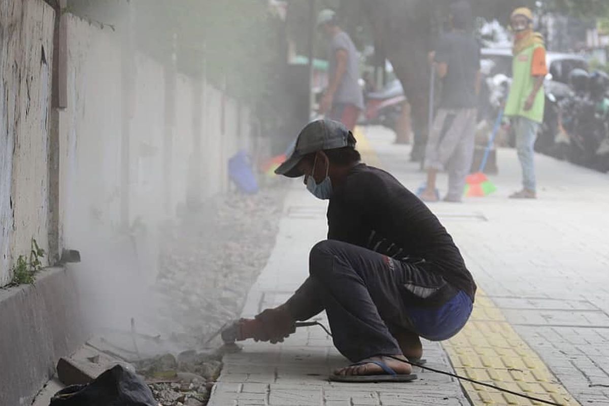 Suku Dinas Bina Marga Kota Administrasi Jakarta Selatan melakukan penataan trotoar di Jalan Tebet Raya, Tebet Timur, Tebet.