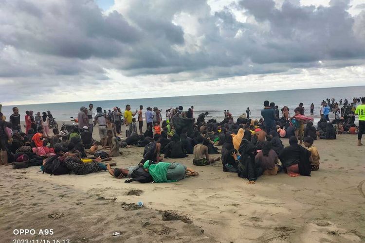 Ratusan warga Rohingya mendarat di Desa Aron, Kecamatan Muara Batu, Kabupaten Aceh Utara, Kamis (16/11/2023)
