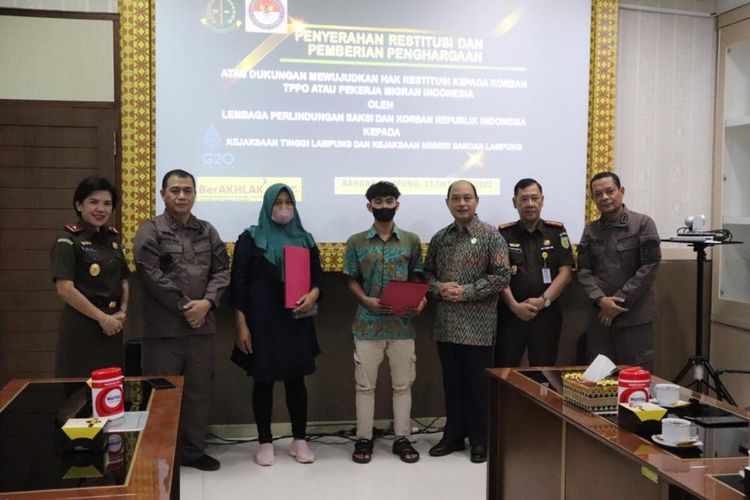 Penyerahan restitusi kepada korban perdagangan orang di Kejaksaan Tinggi Lampung, Kamis (13/10/2022).