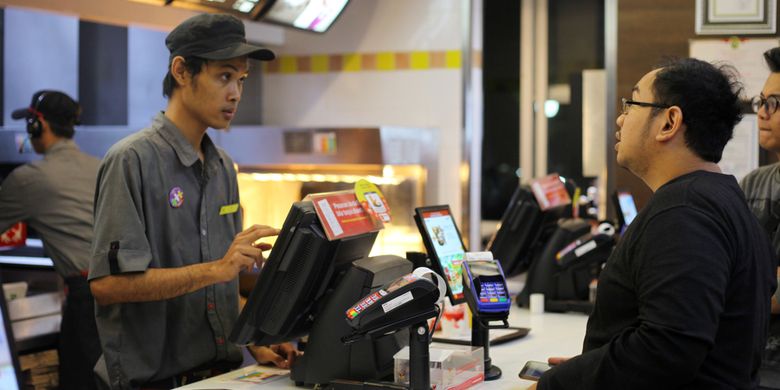 Ilustrasi konsumen memesan makanan di McDonald's Indonesia. 