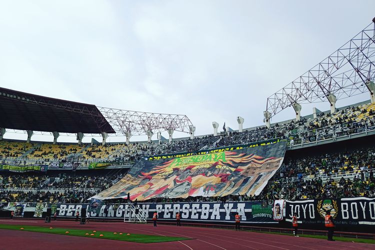Koreaografi dari suporter Persebaya Surabaya saat jeda babak pertama laga pekan ke-11 Liga 1 2024-2025 melawan Persija jakarta yang berakhir dengan skor 2-1 di Stadion Gelora Bung Tomo Surabaya, Jumat (22/11/2024) sore.