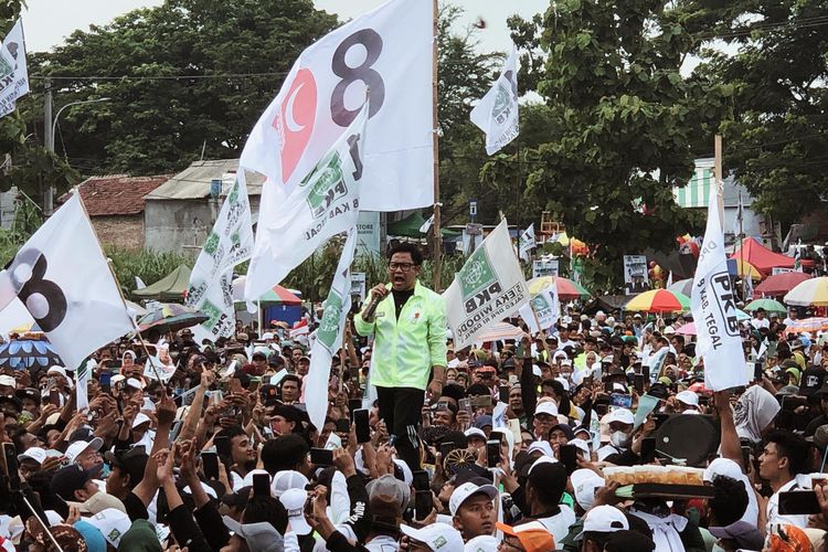 Cawapres nomor urut 1 Muhaimin Iskandar berkampanye di Lapangan Pendawa Seimbang, Tegal, Jawa Tengah, Selasa (30/1/2024).