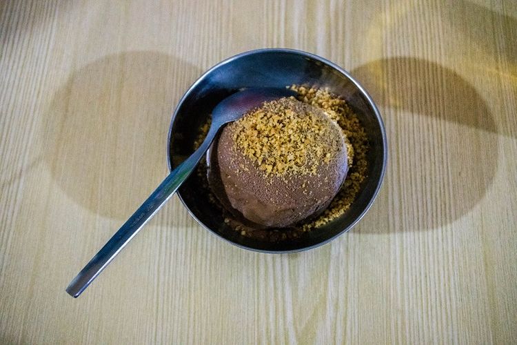 Salah satu es krim coklat bernama Chocolade yang dapat kamu persan dengan harga Rp 25.000 di toko es krim dan restoran Tropik, Pasar Baru, Jakarta, Sabtu (11/1/2020).