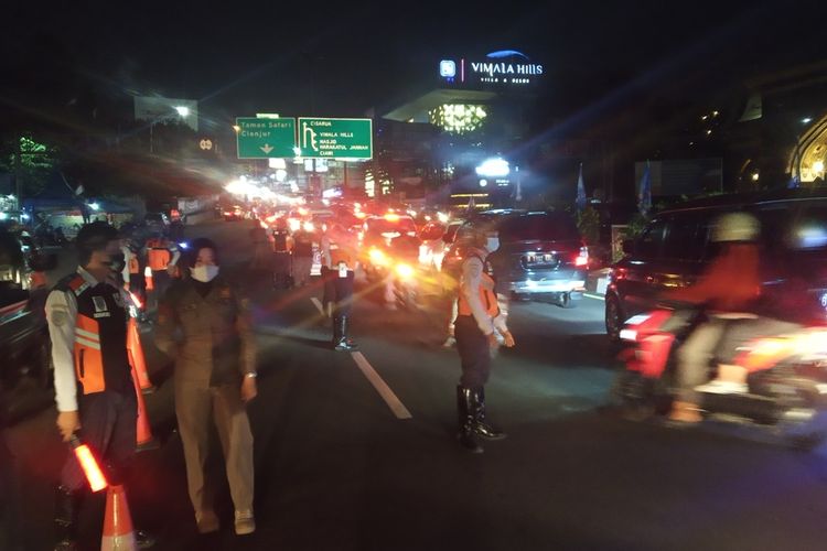 Situasi arus lalu lintas saat diberlakukannya kembali ganjil genap di Puncak Bogor, Jawa Barat, pada Sabtu (18/9/2021) malam.